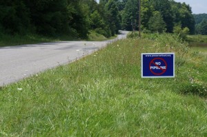 No pipeline sign on roadside